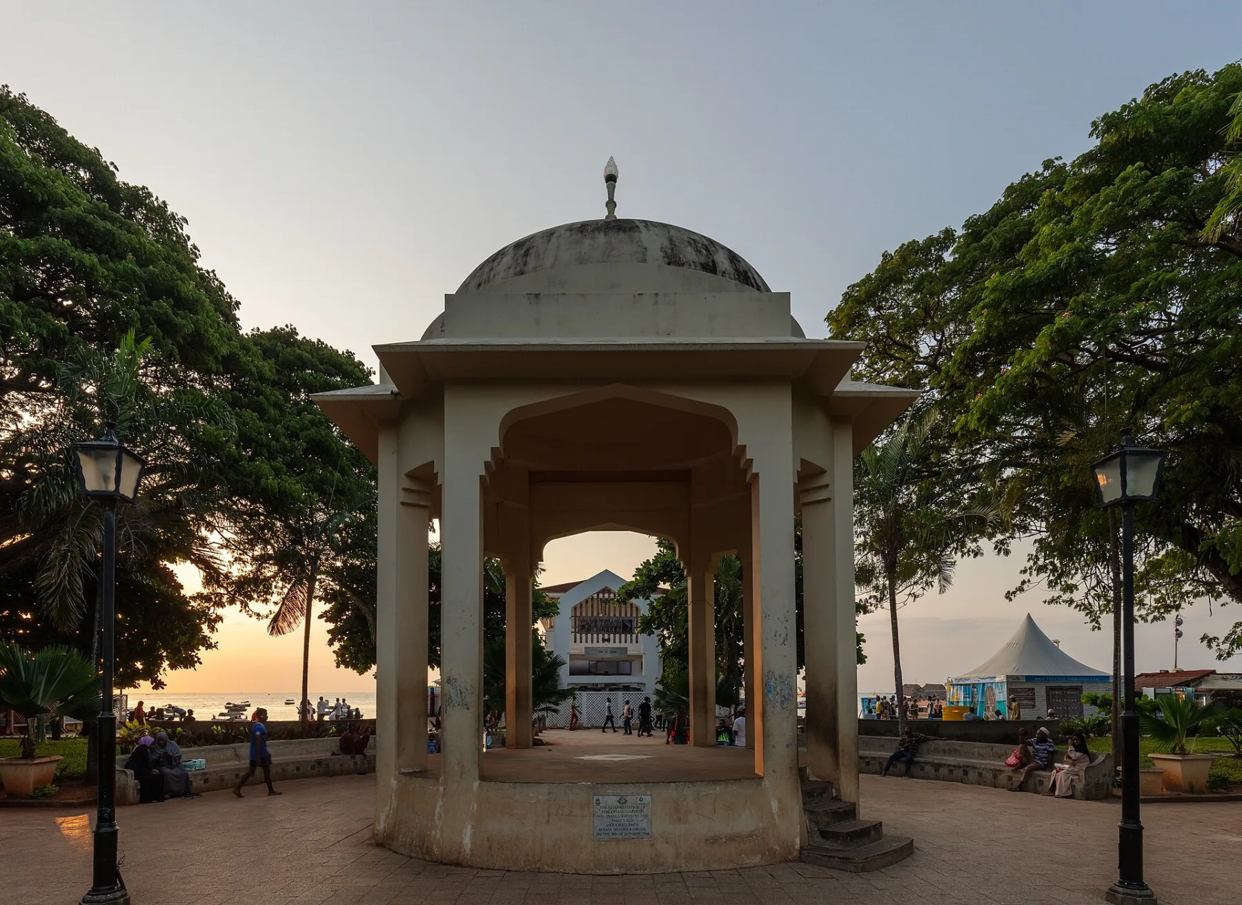Forodhani Park bij zonsondergang in Stone Town, Zanzibar, met een Arabisch paviljoen en palmen in het gouden avondlicht